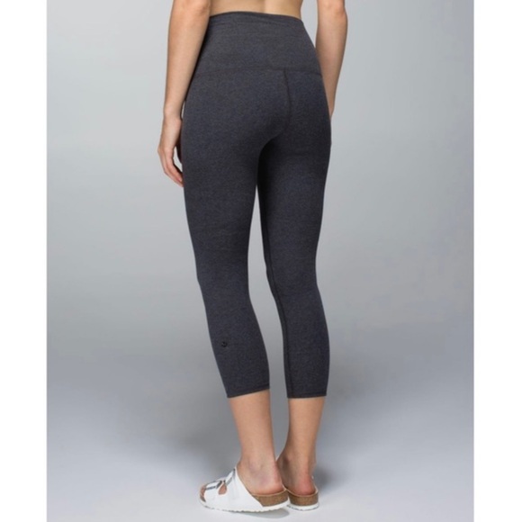 Lululemon Wunder Under 7/8 crop leggings in gray. Great condition, size small. - Picture 2 of 8